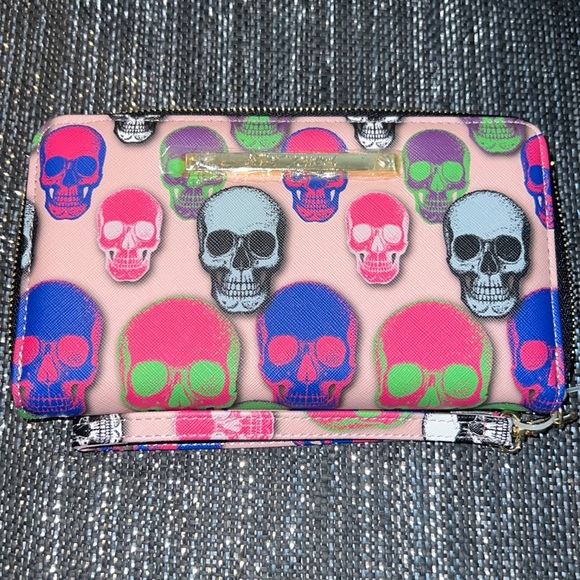 BNWT Betsey Johnson Skull printed wallet wristlet - Picture 1 of 4